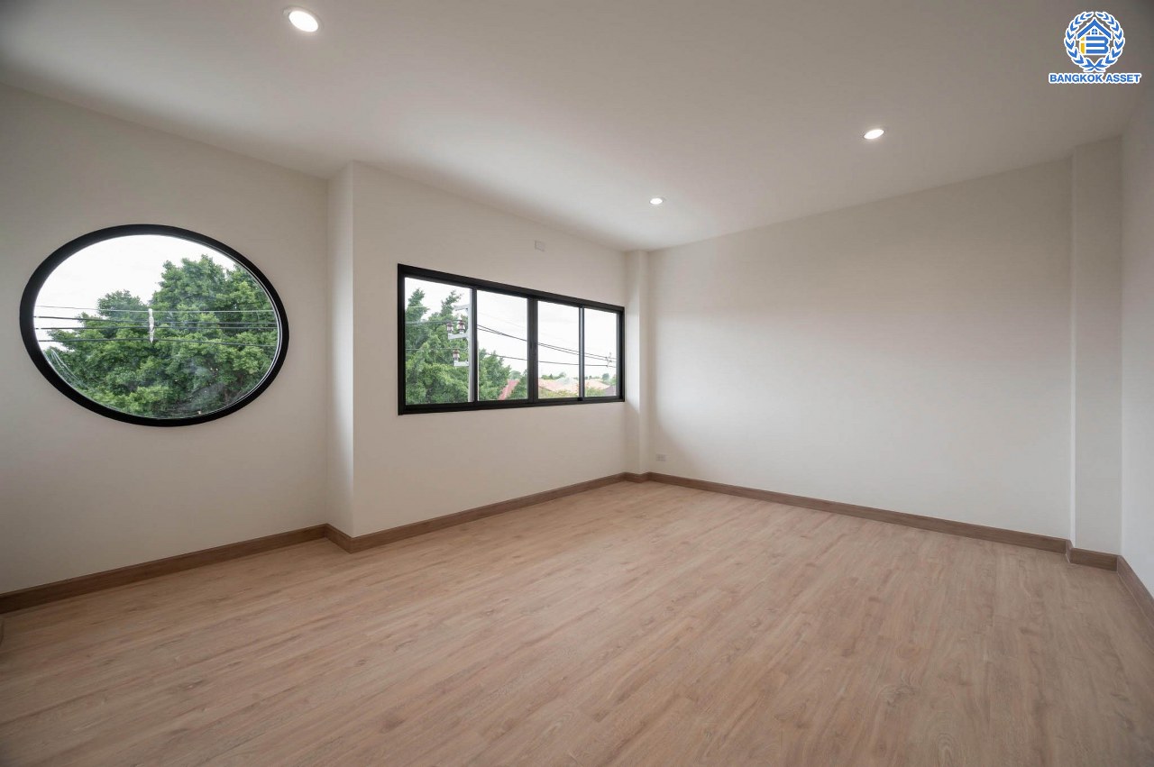 บ้านมือสองตกแต่งใหม่ โครงการ มณธานี บางแค บ้านเดี่ยว 3 ชั้น ดีไซน์หรูหรา เนื้อที่กว้าง 56.40 ตร.ว. พื้นที่ใช้สอย 240 ตร.ม. ฟังก์ชัน 5 ห้องนอน 4 ห้องน้ำ 2 ที่จอดรถ ฟังก์ชันครบตอบทุกไลฟ์สไตล์ บนทำเลศักยภาพ เชื่อมต่อถนนกาญจนาภิเษก ใกล้เดอะมอลล์บางแค ใกล้รถไฟฟ้าสายสีน้ำเงิน "สถานีหลักสอง" และจุดขึ้นทางด่วน "กาญจนาภิเษก"